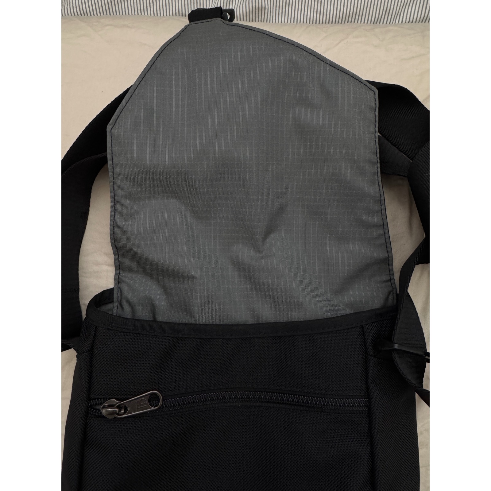 Tom Bihn Small Cafe Bag Black Ballistic Nylon Vertical Crossbody Tablet — image 4 of 5